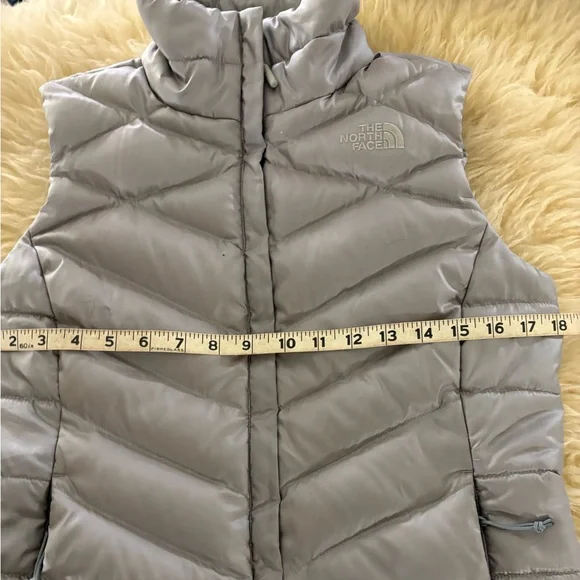 The North Face 550 Aconcagua Gray/Platinum Goose Down Insulated Puffer Vest - Picture 3 of 7